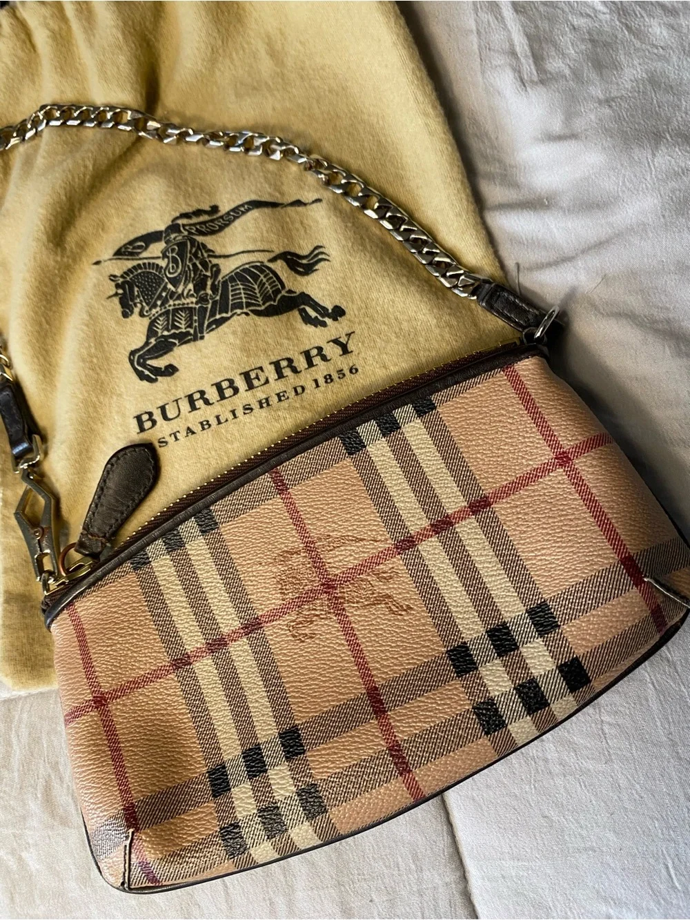 Burberry Beige Nova Check Chain Shoulder Bag with Gold-Tone Hardware - Picture 2 of 15